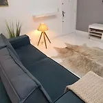 Apartamento Remodelado Novo A Cuadra Del Mar,Patio Privado Parking Para Auto Pequeno-Medio