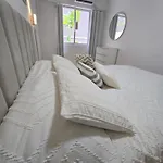 Apartamento Remodelado Novo A Cuadra Del Mar,Patio Privado Parking Para Auto Pequeno-Medio