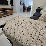 Apartamento Remodelado Novo A Cuadra Del Mar,Patio Privado Parking Para Auto Pequeno-Medio