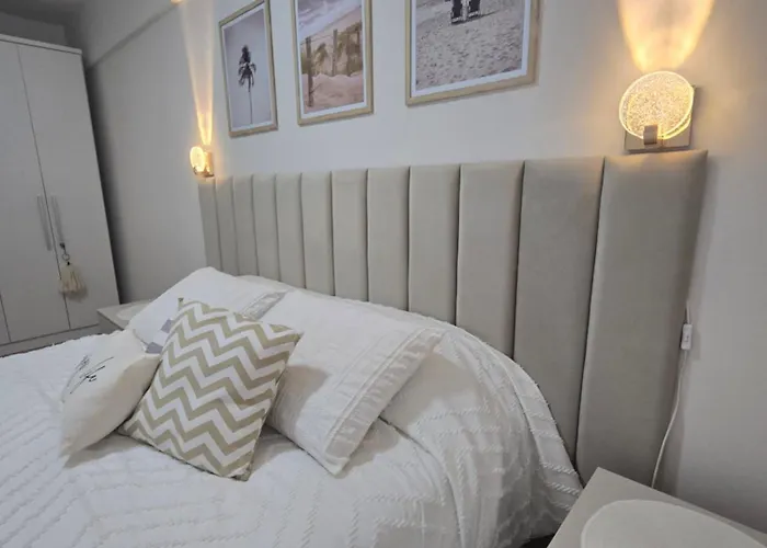 Apartamento Remodelado Novo A Cuadra Del Mar,Patio Privado Parking Para Auto Pequeno-Medio